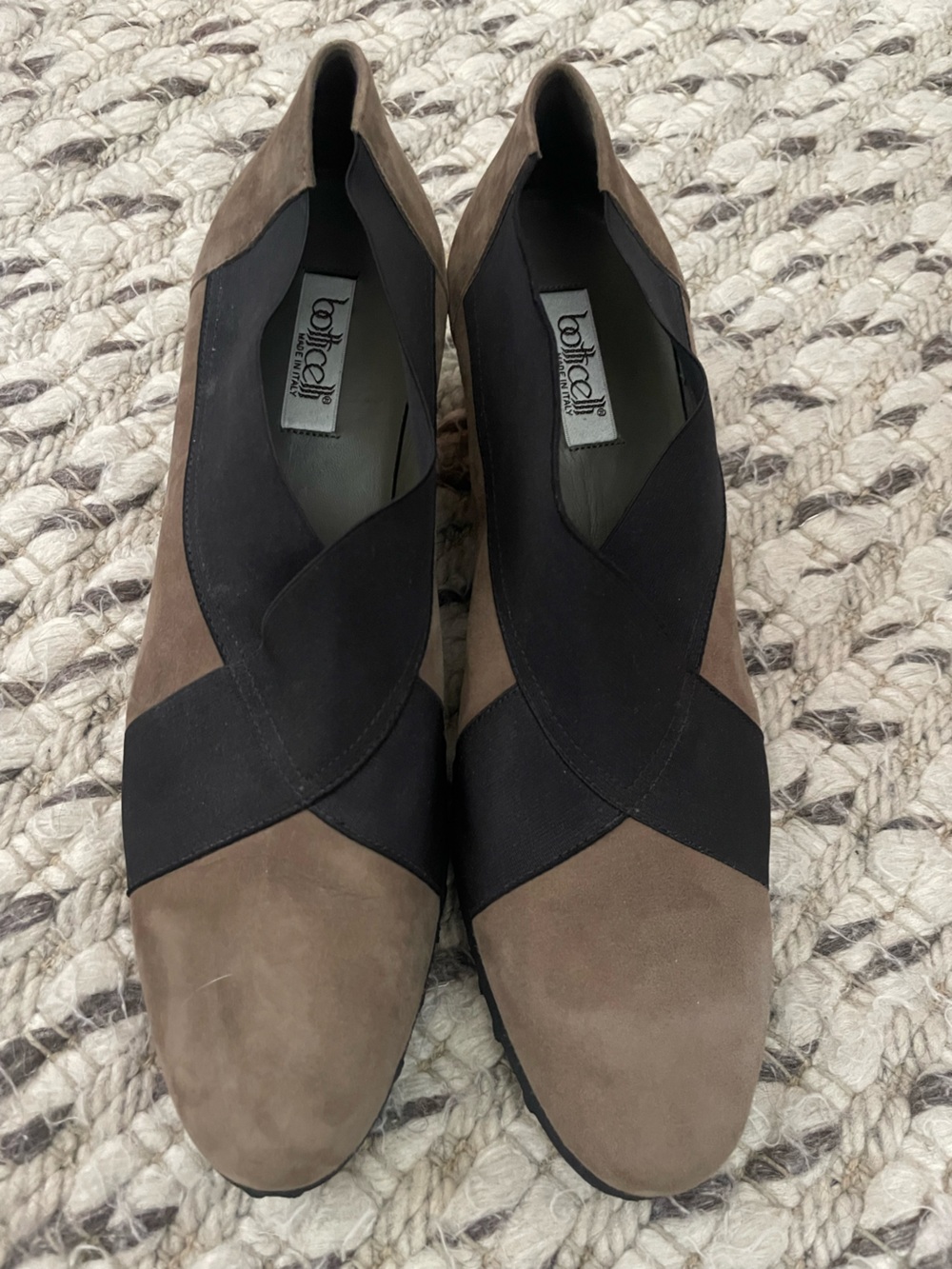 NWOT Roberto Botticelli Taupe/Khakii and Black Suede Elastic Crossover Flats